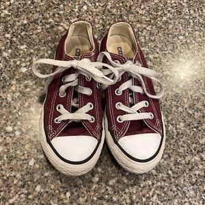Kids Converse Size: 11 maroon/burgundy and adorable 🥰